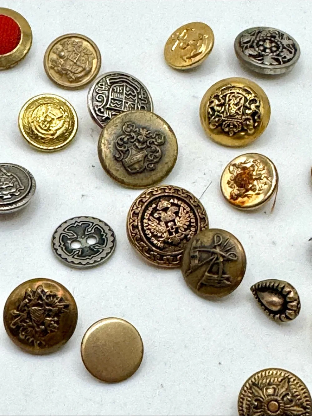 Vintage military and fashion buttons - Lot 
17 - Picture 2 of 4